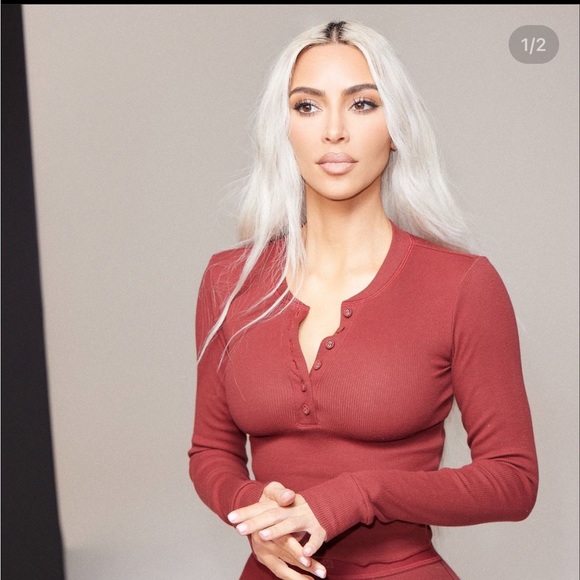 Ready 2 Ship SKIMS Holiday Edition Sangria Henley Top Long Sleeve - Picture 4 of 4